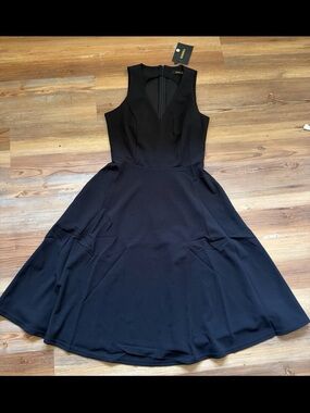 Woosea Elegant Sleeveless Black Midi Dress with V-Notch